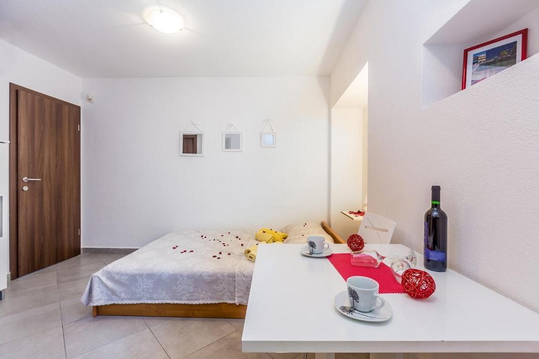 Studio Apartman U Kuci S Bazenom Baška Exteriör bild